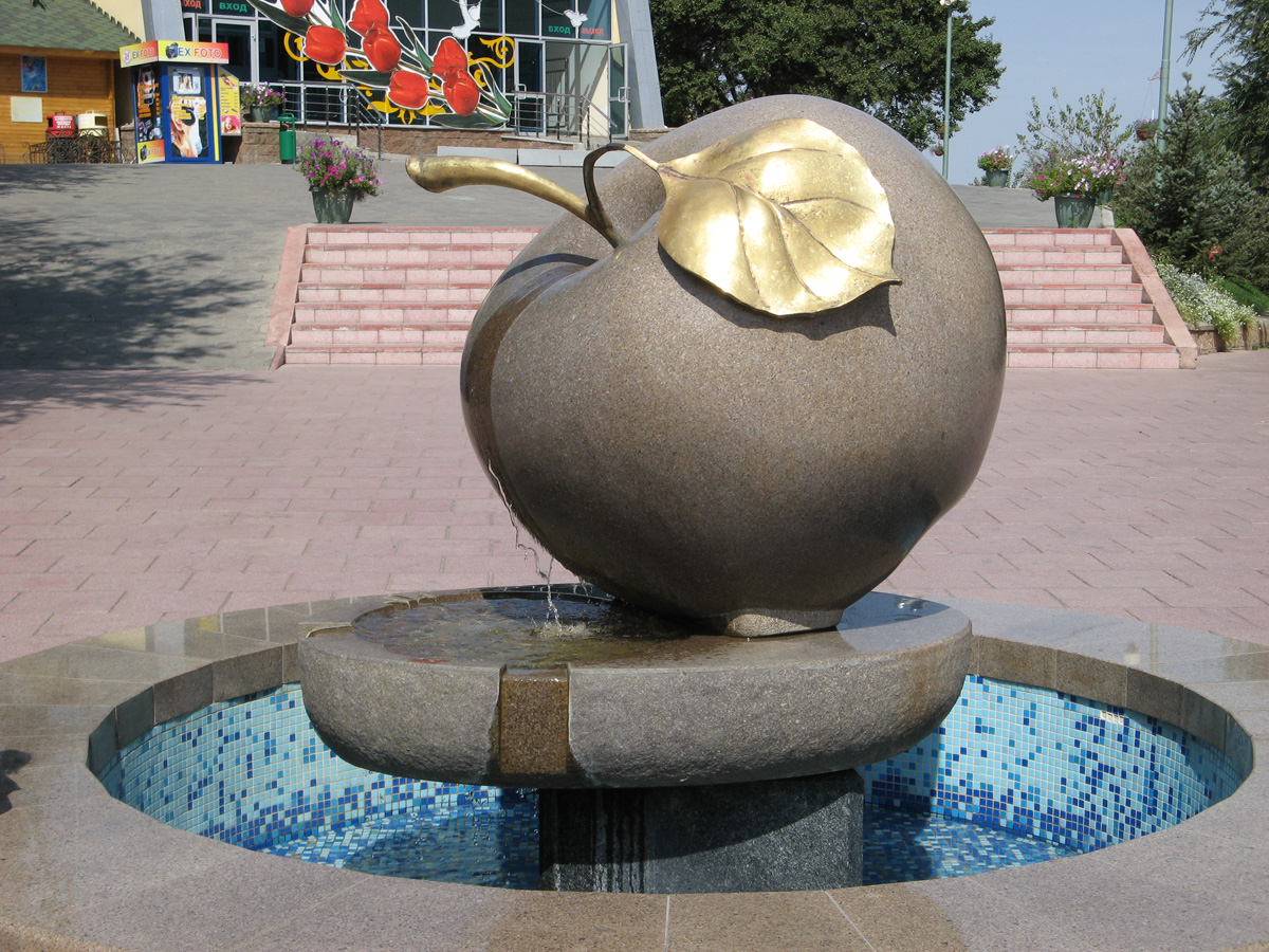 Памятник яблоко Казахстан Алма Ата
